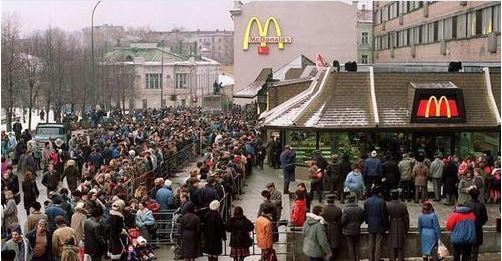 ΦΩΤΟ-Όταν τα φαστ φουντ “κατέκτησαν” τη Μόσχα
