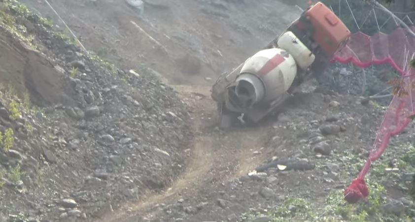 ΒΙΝΤΕΟ-Η μπετονιέρα στον γκρεμό