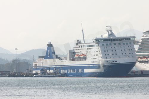 Ελαφρά κλίση έχει πάρει το πλοίο που προσέκρουσε σε ξέρα