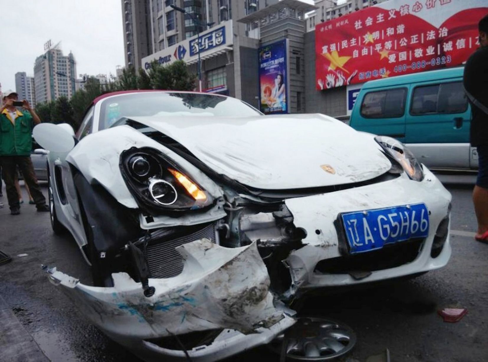 ΦΩΤΟ-Γυναίκα αγόρασε Porsche και λίγο μετά την τράκαρε