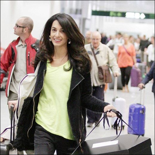 ΦΩΤΟ-Στο Μιλάνο με το νυφικό στο χέρι