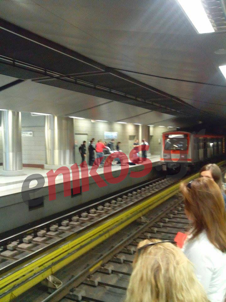 ΦΩΤΟ-Στο νοσοκομείο ο άνδρας που έπεσε στις ράγες του μετρό
