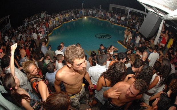 Η ιταλική τηλεόραση για την “ελευθερία” της Μυκόνου