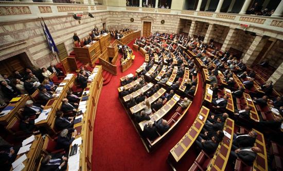 Αντικαθιστούν την οροφή της βουλής