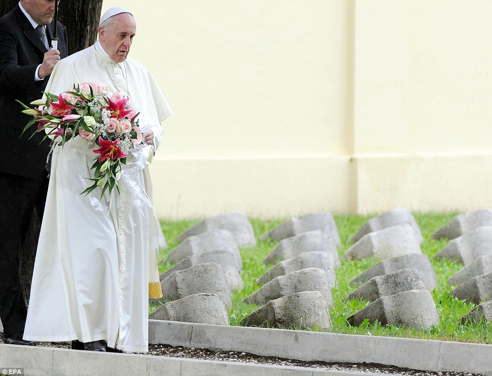 ΦΩΤΟ-Πάπας: Ο πόλεμος είναι μία τρέλα