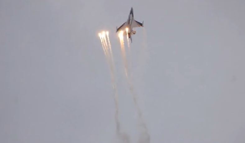 ΒΙΝΤΕΟ-Αεροπορική επίδειξη που κόβει την ανάσα