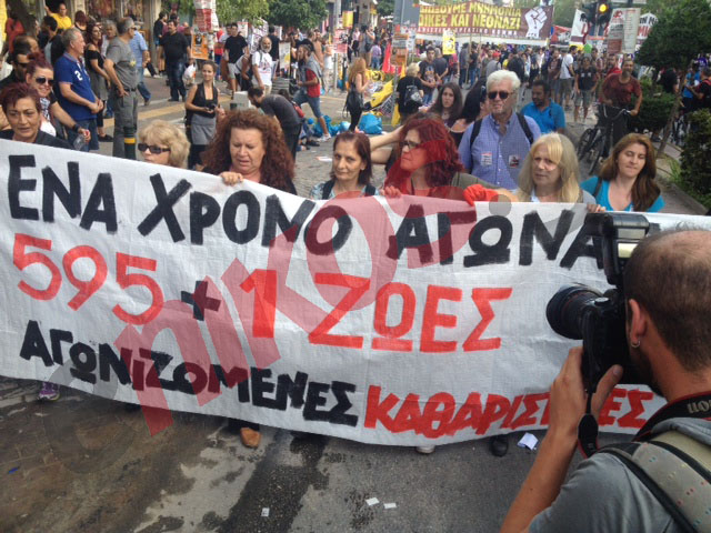 ΦΩΤΟ-Οι απολυμένες καθαρίστριες του ΥΠΟΙΚ στο μνημείο του Παύλου Φύσσα