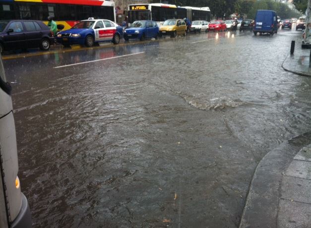 ΦΩΤΟ-Πλημμύρισαν οι δρόμοι στη Θεσσαλονίκη