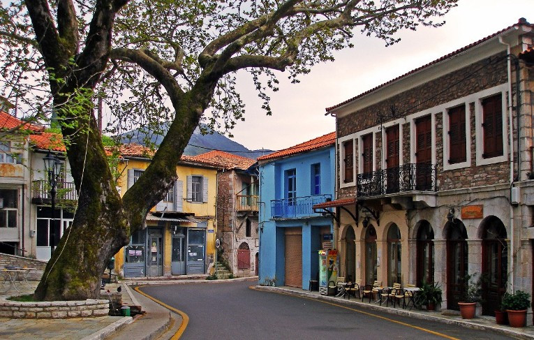 Ανδρίτσαινα-Κατέρρευσε πέτρινος τοίχος-Καταπλάκωσε δύο άτομα