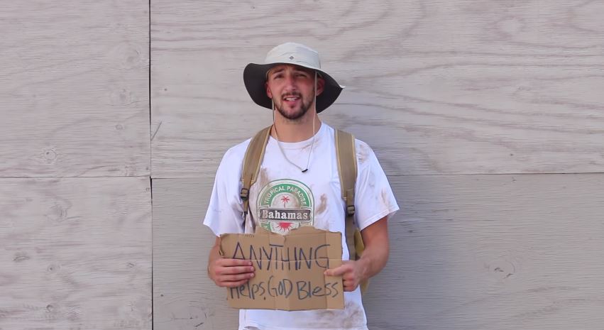 ΒΙΝΤΕΟ-Ο “άστεγος” που δίνει χρήματα