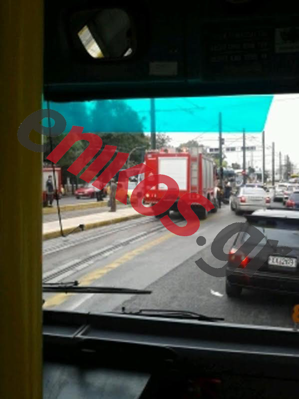 ΦΩΤΟ-ΤΩΡΑ-Σύγκρουση τραμ με ταξί στο Σύνταγμα