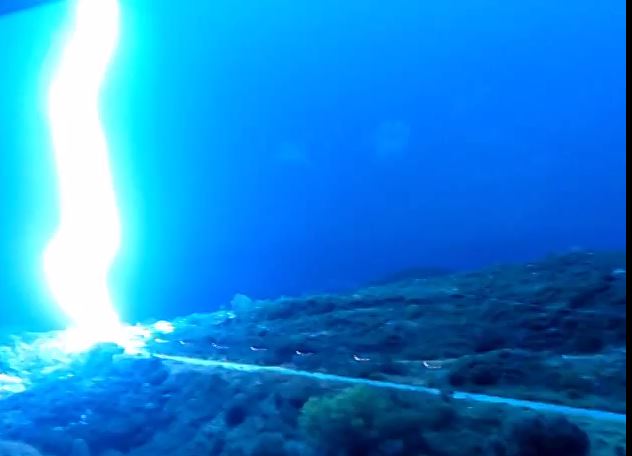 ΒΙΝΤΕΟ-Το χτύπημα κεραυνού στην Καβάλα