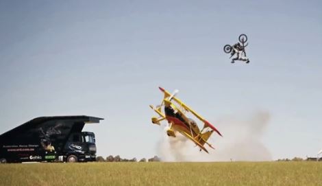 ΒΙΝΤΕΟ-Άλμα με μηχανή πάνω από αεροπλάνο