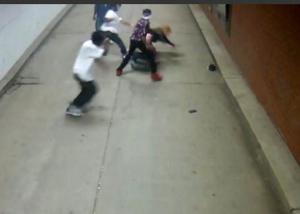 ΒΙΝΤΕΟ-Συμμορία επιτέθηκε σε ζευγάρι