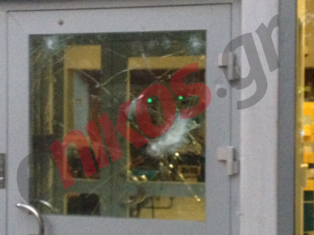 ΦΩΤΟ-Φθορές σε τράπεζα στο Κερατσίνι