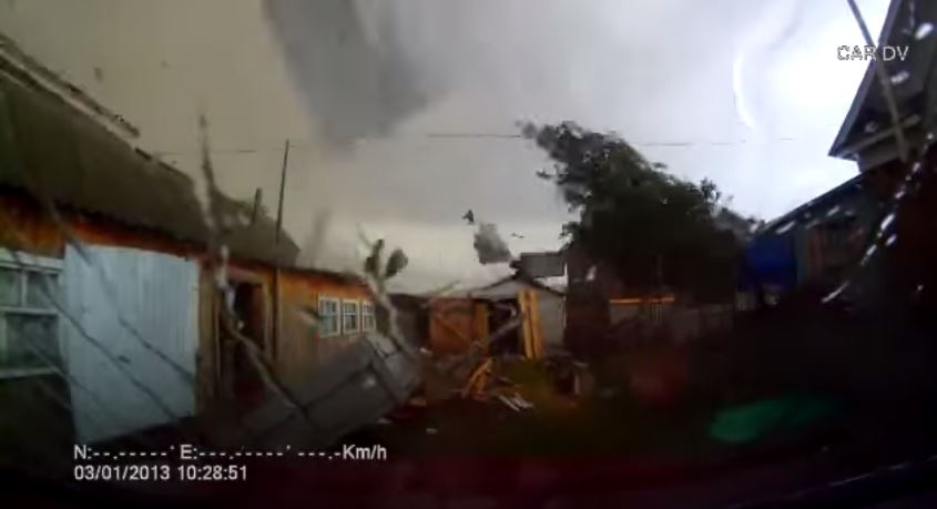 ΒΙΝΤΕΟ-Κάμερα αυτοκινήτου καταγράφει τυφώνα