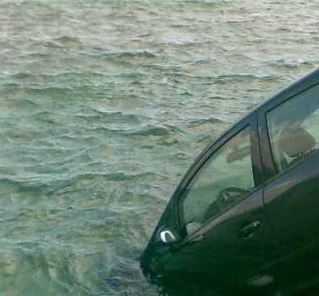 ΦΩΤΟ-Ξέχασε το χειρόφρενο και βρέθηκε στη θάλασσα