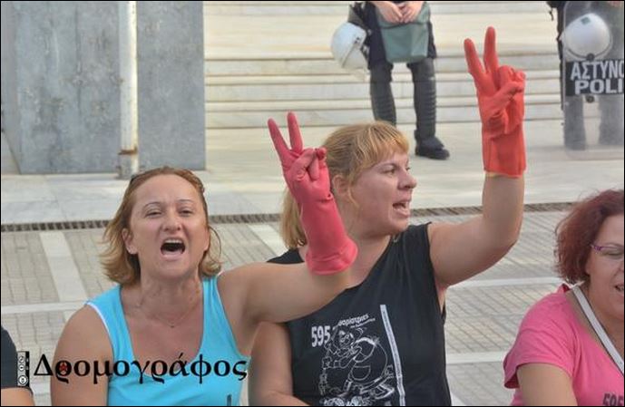 ΦΩΤΟ-Καθαρίστριες: Συνθήματα έξω από τον Άρειο Πάγο