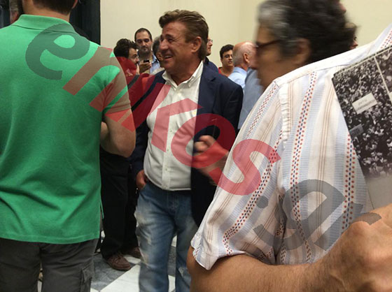 ΦΩΤΟ-Αποδοκίμασε τον Βενιζέλο και τον έβγαλαν από την αίθουσα