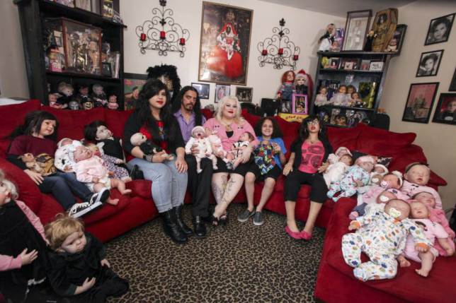 ΦΩΤΟ-Ανθρωπόμορφες κούκλες κατέλαβαν το σπίτι τους