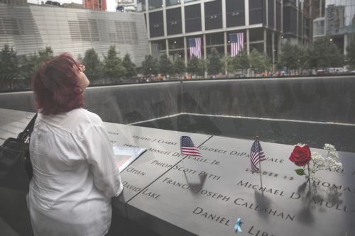 ΦΩΤΟ-Τελετή στη μνήμη των θυμάτων της 11ης Σεπτεμβρίου