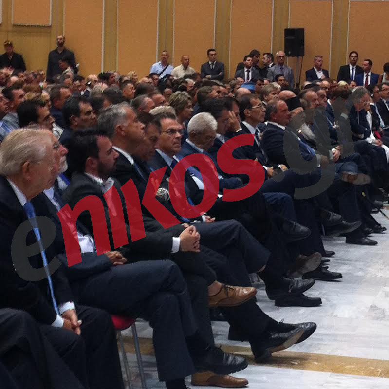 ΦΩΤΟ-Οι στιγμές χαλάρωσης του Μπουτάρη στην ομιλία του Σαμαρά