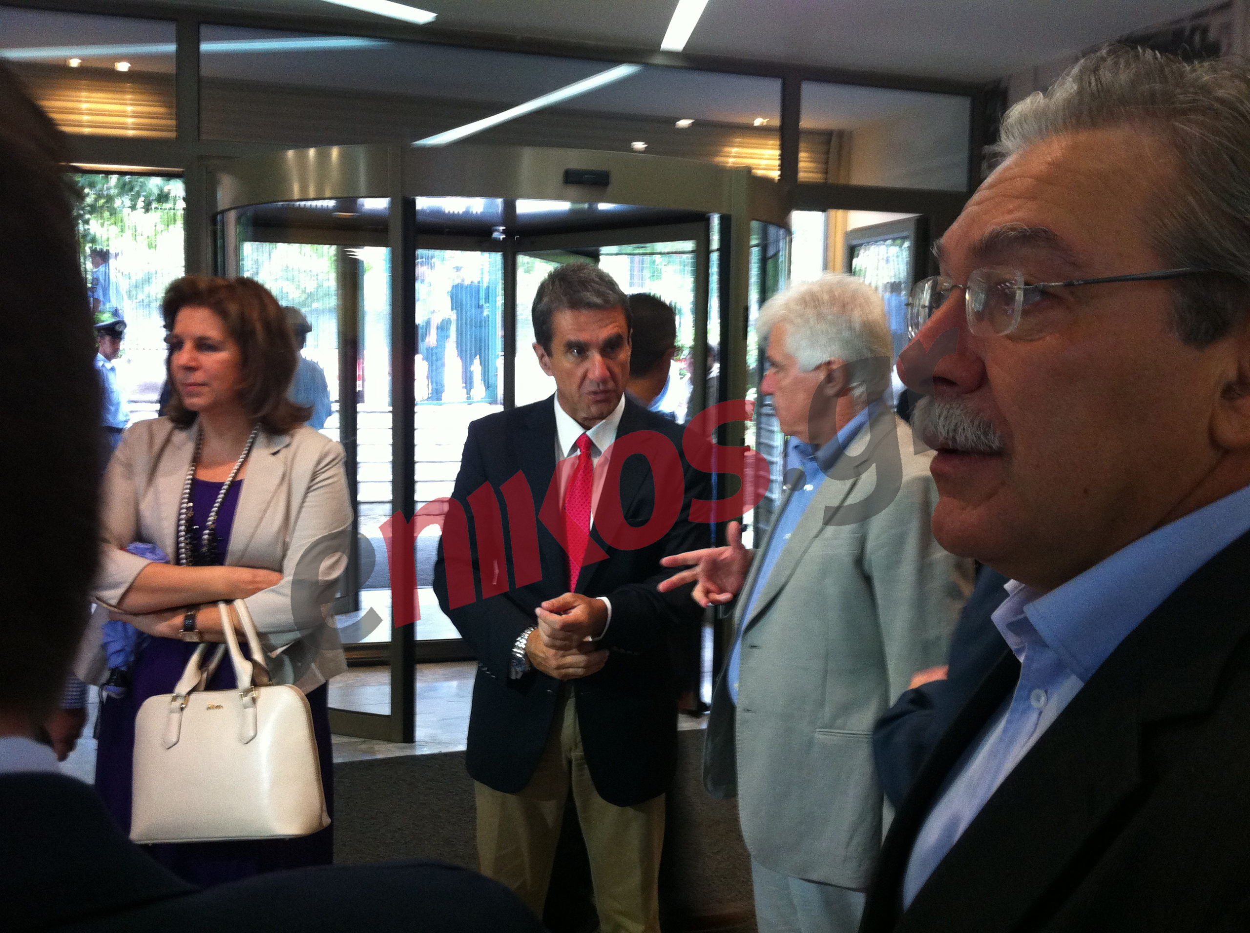 ΦΩΤΟ-Οι υπουργοί του ΠΑΣΟΚ με τον Βενιζέλο στο Βελλίδειο