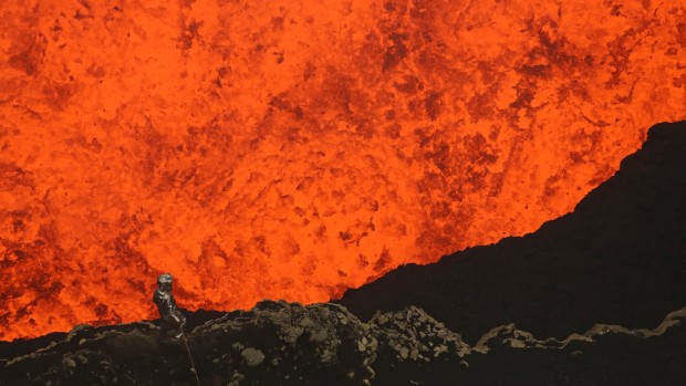 ΒΙΝΤΕΟ-Σε απόσταση… αναπνοής από κρατήρα ηφαιστε��ου