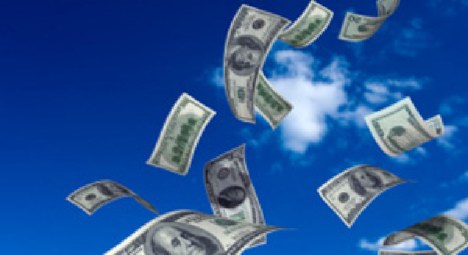 Συνελήφθη γιατί πετούσε χαρτονομίσματα