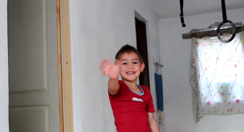 ΒΙΝΤΕΟ-5χρονος εκτελεί δύσκολο πους-απ