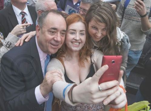 Σκωτία-Οι selfie του ηγέτη του “ΝΑΙ”