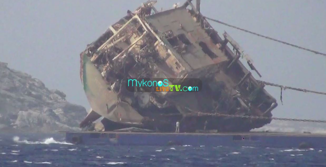 BINTEO-Εντυπωσιακή ανέλκυση ναυαγίου στη Μύκονο