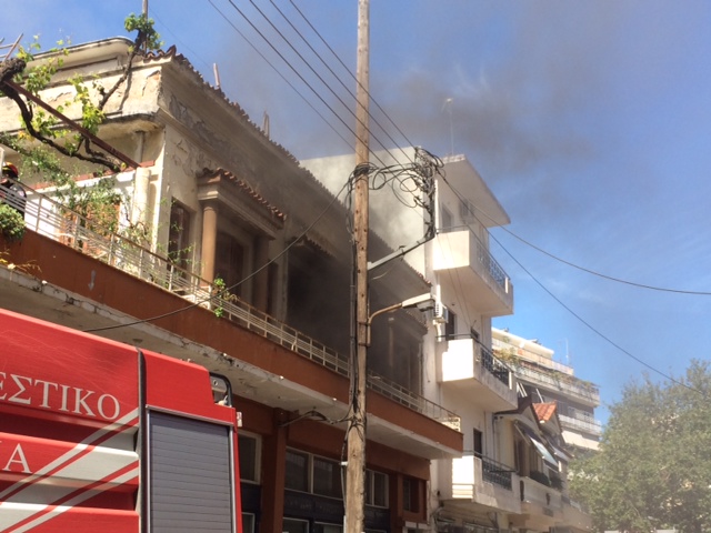 ΦΩΤΟ-Μεγάλη κινητοποίηση της πυροσβεστικής για τη φωτιά στο Αγρίνιο