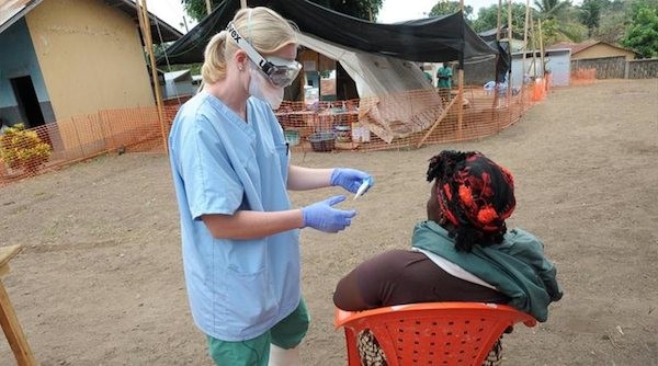 Πως μεταδίδεται ο ιός Έμπολα και ποιοι πρέπει να προσέχουν