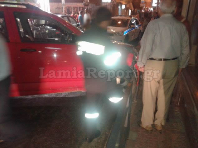 ΒΙΝΤΕΟ-ΦΩΤΟ-Λαμία-Τράβηξε χειρόφρενο και σφηνώθηκε στα κάγκελα