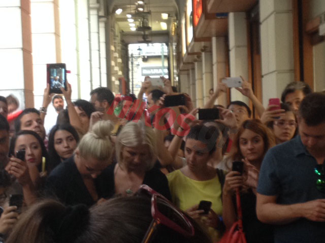 ΦΩΤΟ-Χαμός στη Βουκουρεστίου για τη Lady Gaga