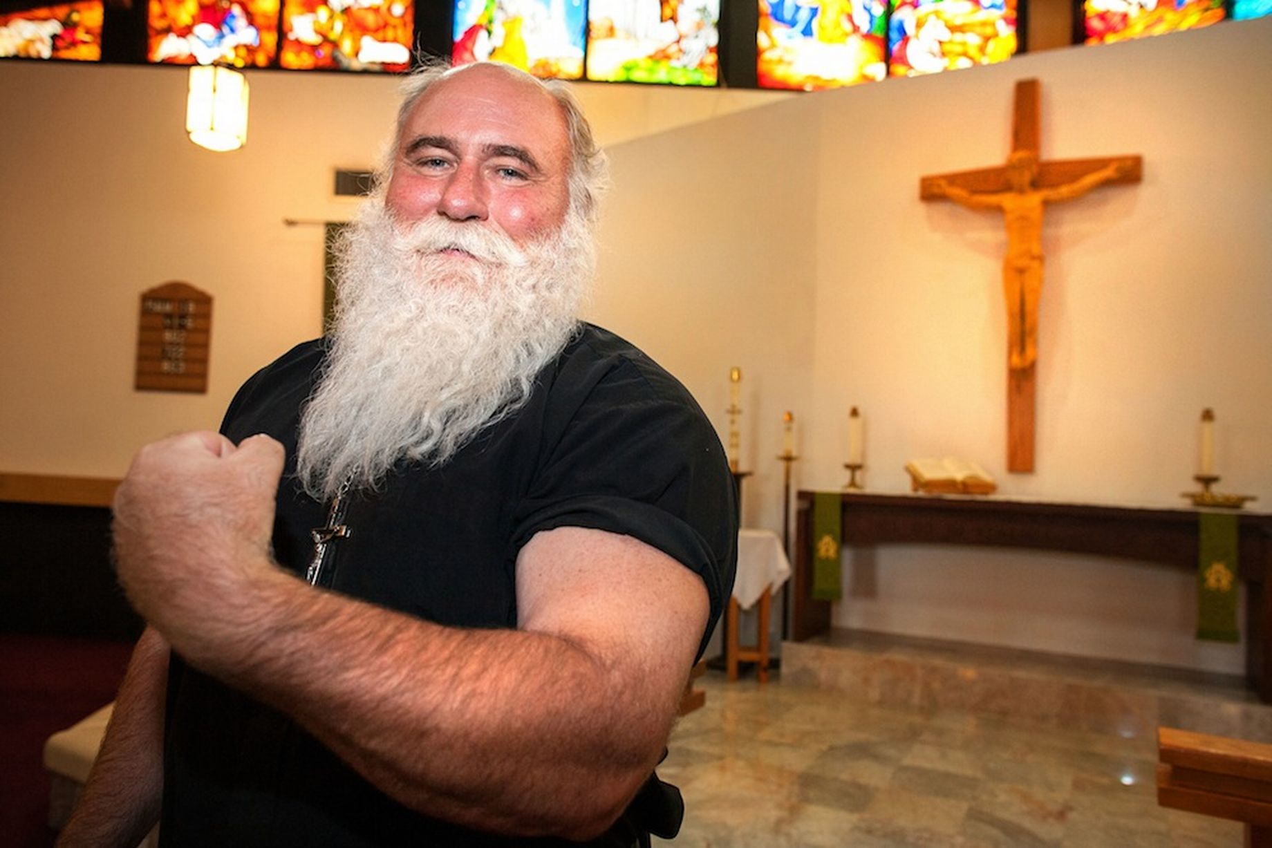 ΦΩΤΟ-Αυτός είναι ο πιο δυνατός ιερέας στον κόσμο