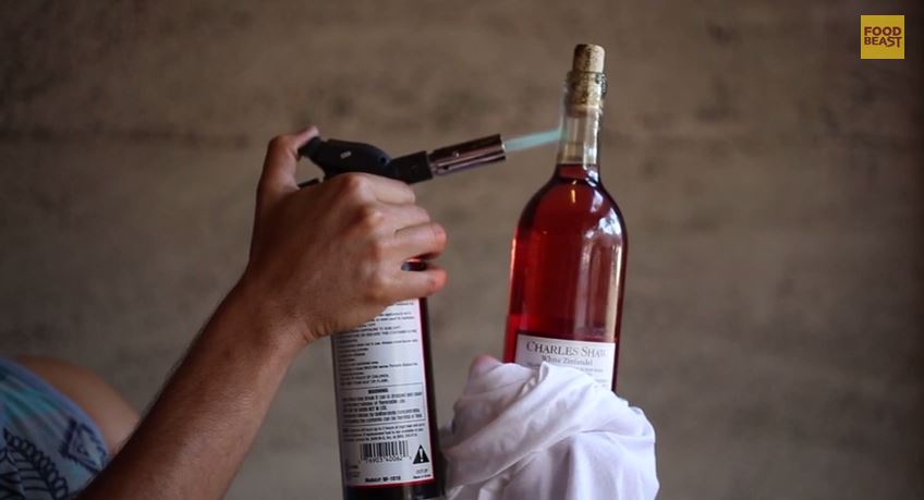 BINTEO-10 αντισυμβατικοί τρόποι για να ανοίξετε ένα μπουκάλι κρασί