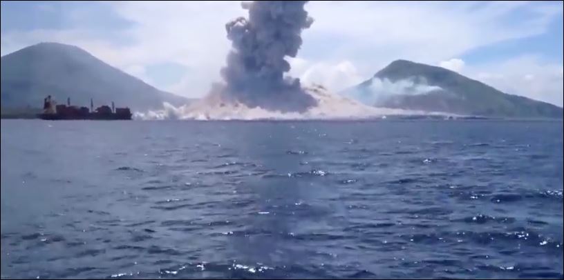 ΒΙΝΤΕΟ-Η στιγμή της έκρηξης ηφαιστείου στην Παπούα Νέα Γουινέα