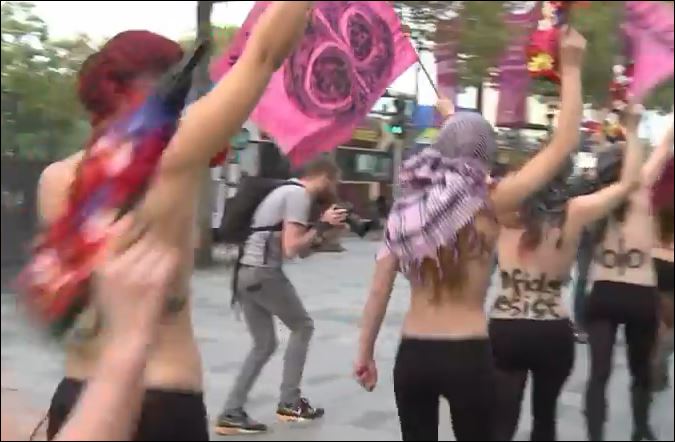 ΒΙΝΤΕΟ-Οι Femen διαδηλώνουν κατά των τζιχαντιστών