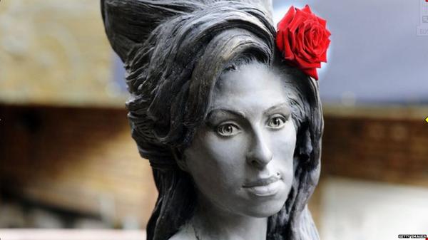 ΒΙΝΤΕΟ-Άγαλμα της Amy Winehouse στο Λονδίνο