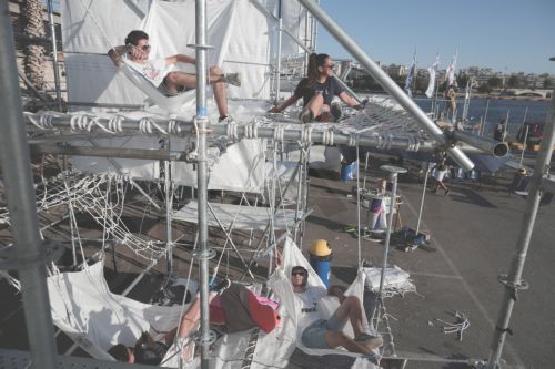 ΦΩΤΟ-Μία αιωρούμενη πόλη στο λιμάνι του Πειραιά