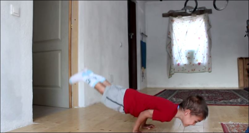 ΒΙΝΤΕΟ-Παιδί κάνει πους απς 90 μοιρών