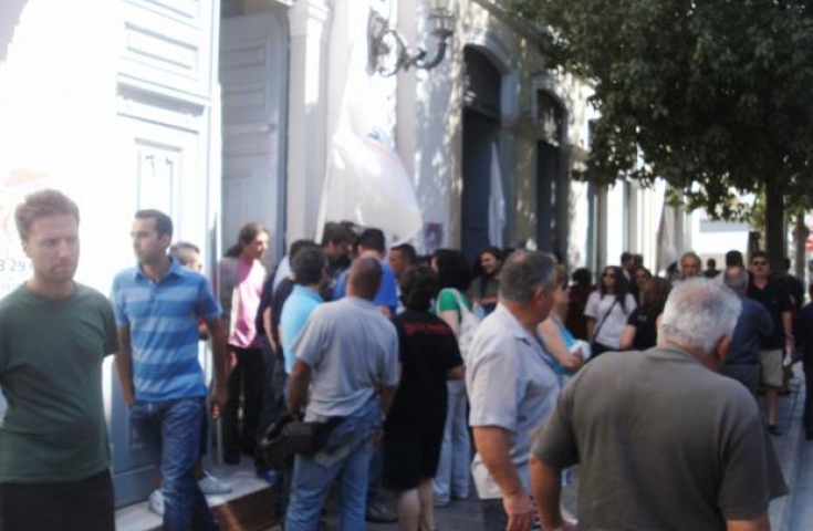 ΤΩΡΑ-ΦΩΤΟ-Κατάληψη του δημαρχείου της Πάτρας από τους εργαζόμενους