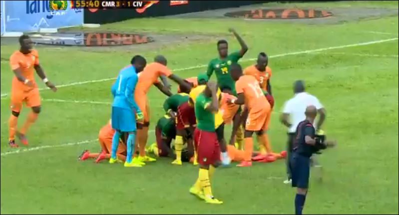 ΒΙΝΤΕΟ-Σοκ προκαλεί η κατάρρευση ποδοσφαιριστή στο γήπεδο