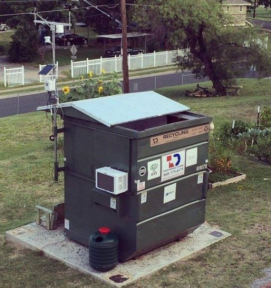 ΦΩΤΟ-Ένας σύχρονος Διογένης σε κάδο σκουπιδιών