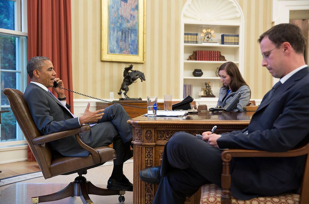 ΦΩΤΟ-Βαρέθηκε και “βυθίστηκε” στον καναπέ του Ομπάμα