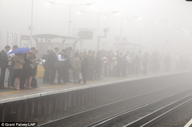 ΦΩΤΟ-Ομίχλη “σκέπασε” την νότια Αγγλία