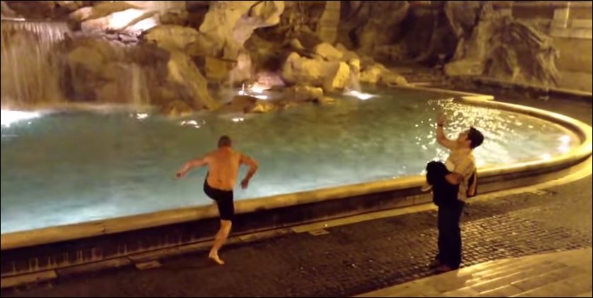 BINTEO-Mεθυσμένος τουρίστας κάνει μπάνιο στη Φοντάνα ντι Τρέβι