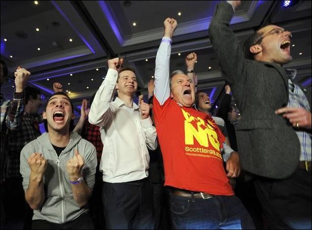 ΦΩΤΟ-Οι πρώτοι πανηγυρισμοί για το “όχι” της Σκωτίας